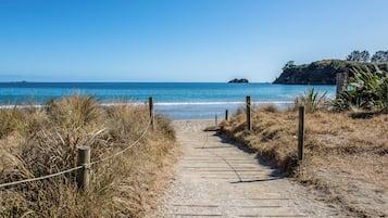 Ubicación cercana a la playa y arena blanca