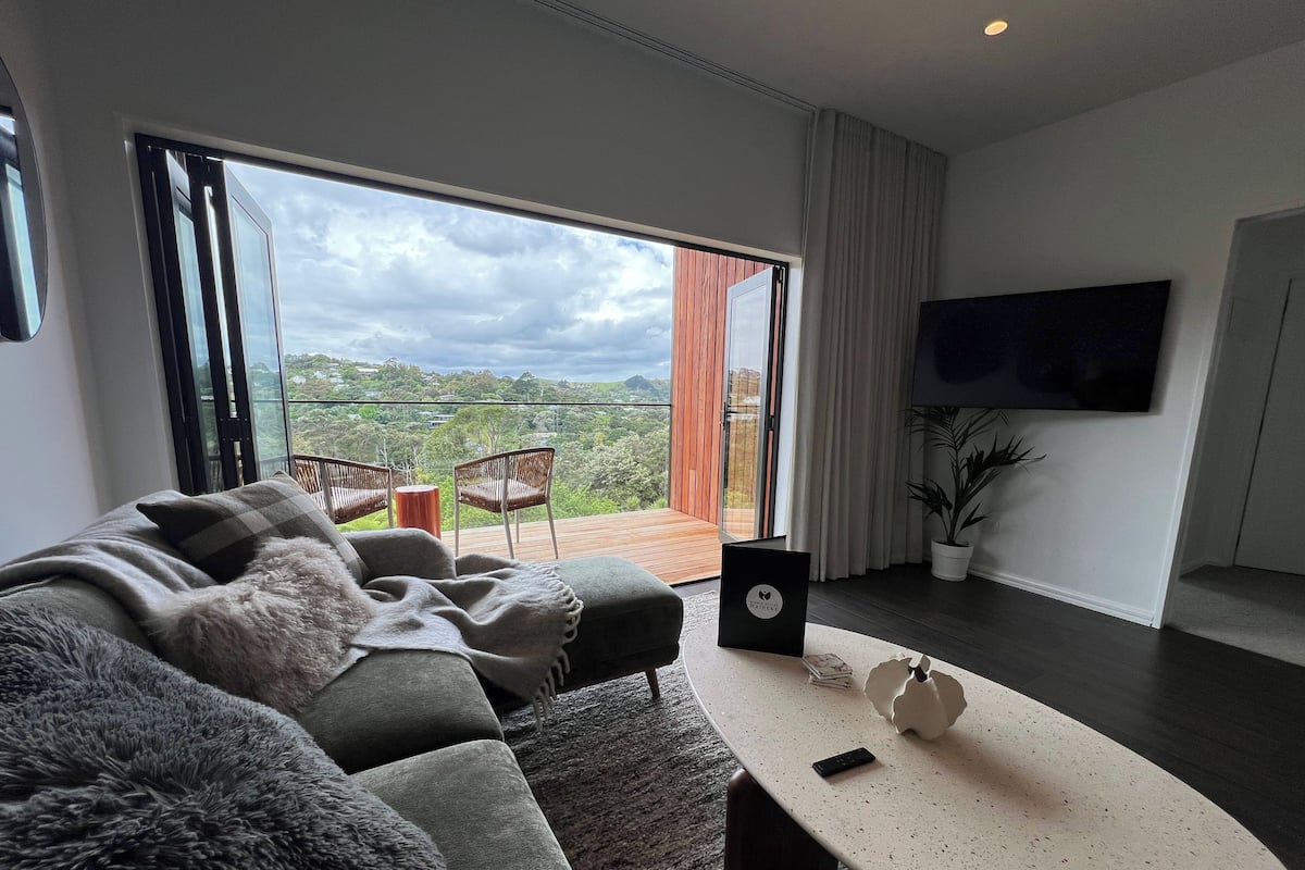 Tui Suite | Blackout drapes, soundproofing, free WiFi, bed sheets