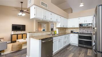 Een koelkast, een microgolfoven, een oven, een kookplaat