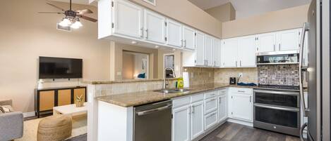 Een koelkast, een microgolfoven, een oven, een kookplaat