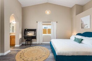 Skrivebord, reiseseng for barn, wi-fi (inkludert) og sengetøy