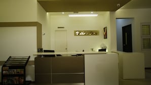 Un mostrador de recepción con un letrero que dice "Vendo's Spa" y un área de recepción con una puerta cerrada.