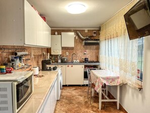 Jääkaappi, mikroaaltouuni, uuni, liesi