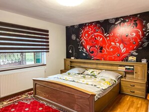 1 makuuhuone, työpöytä, silitysrauta/-lauta, vauvan matkasänky