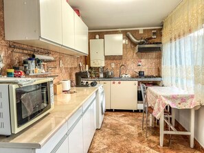 冷蔵庫、電子レンジ、オーブン、コンロ