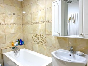 Suihku, hiustenkuivaaja, bidee, pyyhkeet