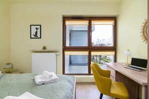 1 slaapkamer, een bureau, een strijkplank/strijkijzer, wifi