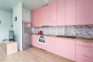 Fridge, oven, stovetop, dishwasher