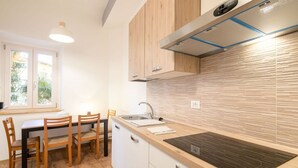 Una cocina moderna con armarios de madera, encimera negra y ventana con vistas.