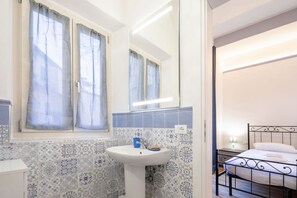 Shower, hair dryer, bidet, towels - Fantastic apartment for 8 people on Petrarch Avenue (Firenze)