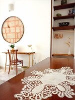 Habitación clásica | Ropa de cama de alta calidad y edredones de plumas