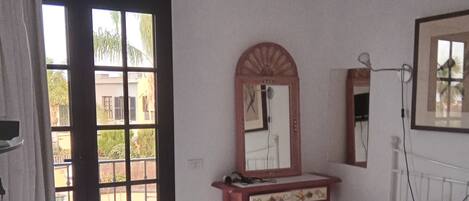 1 chambre, bureau, fer et planche à repasser, Wi-Fi gratuit