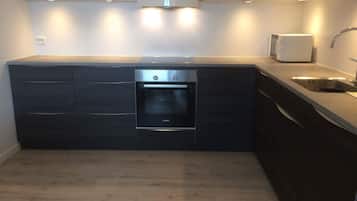 Een koelkast, een microgolfoven, een oven, een kookplaat