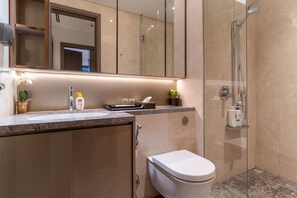 Shower, hair dryer, bidet, towels - The Rixx Lavish Apartment in central D1 with infinity pool, sauna, jacuzzi, gym. (Thành phố Hồ Chí Minh)
