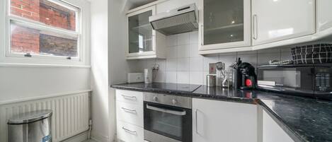 Een koelkast, een magnetron, een oven, een kookplaat