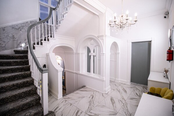 Interior - Flat 2 - 3 Bed · Charming Three Bedroom Apartment (London)