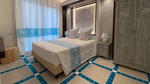 Un dormitorio moderno con una cama grande, mesitas de noche y un armario.
