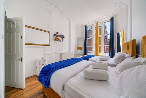 2 室のベッドルーム、デスク、アイロン / アイロン台、WiFi