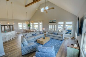 Smart TV, DVD player, books - Spacious 8-bedroom oceanview house in North Topsail Beach, perfect for gatherings! (North Topsail Beach)