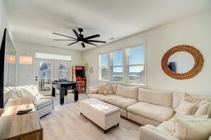 TV, ping pong - Ocean Sounds: Spacious 7BR oceanview beach house in North Topsail with ocean views! (North Topsail Beach)