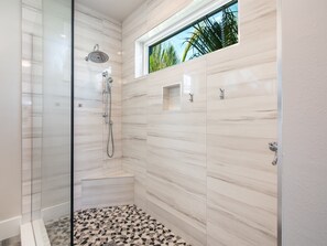 Combined shower/tub, hair dryer, towels