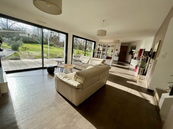 Smart-TV, Kamin, DVD-Player, Tischtennisplatte