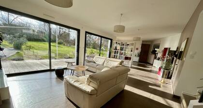 Villa avec piscine sur 4000mÂČ, 9 pers, rĂ©fĂ©rencĂ©e Ă Office Tourisme Rodez, 4*