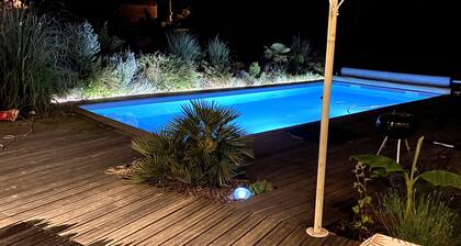 komfortable moderne Villa mit Swimmingpool, großem Grundstück, Glasfaser / WLAN