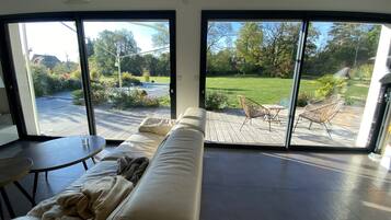 TV connectée, cheminée, lecteur de DVD, table de tennis de table