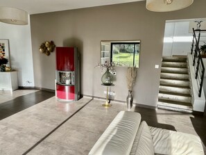 Smart TV, fireplace, DVD player, table tennis