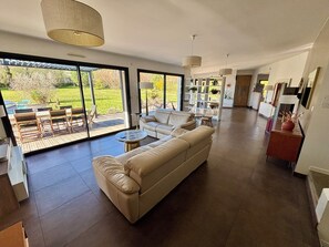 Smart TV, fireplace, DVD player, table tennis