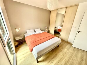 5 habitaciones, escritorio y tabla de planchar con plancha