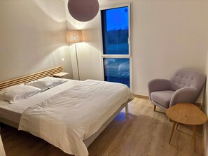 5 室のベッドルーム、デスク、アイロン / アイロン台、旅行用ベビーベッド