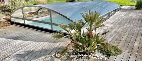 حمّام سباحة خارجي، حمّام سباحة مُدفَّأ