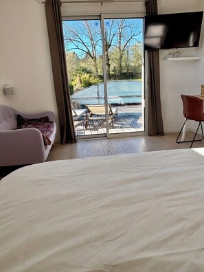 5 bedrooms, desk, iron/ironing board, travel crib