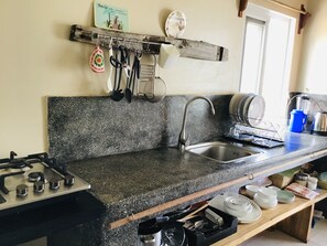 Frigorifero, bollitore elettrico, pentole/stoviglie/utensili