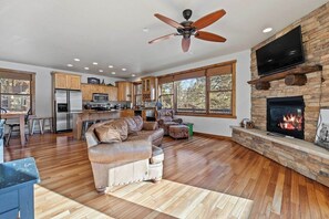 Smart TV, fireplace