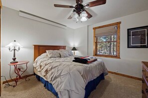 3 bedrooms, free WiFi, bed sheets - Located right next to Terry Peak with a hot tub and numerous parking spots! (Lead)