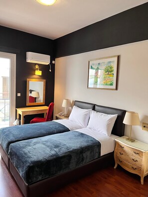 Egyptian cotton sheets, premium bedding, soundproofing, free WiFi - Hotel Queens Leriotis (Piraeus)