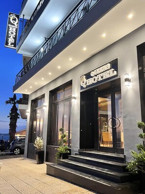 Front of property - Hotel Queens Leriotis (Piraeus)