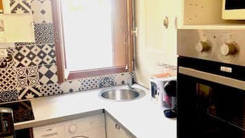 Fridge, oven, stovetop, coffee/tea maker