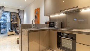 A modern kitchen with built-in appliances, a large window, and a view of the city. - The Rixx Skyline Apartment on 21st floor- Netflix, D1, pool, gym, sauna, jacuzzi (Thành phố Hồ Chí Minh)