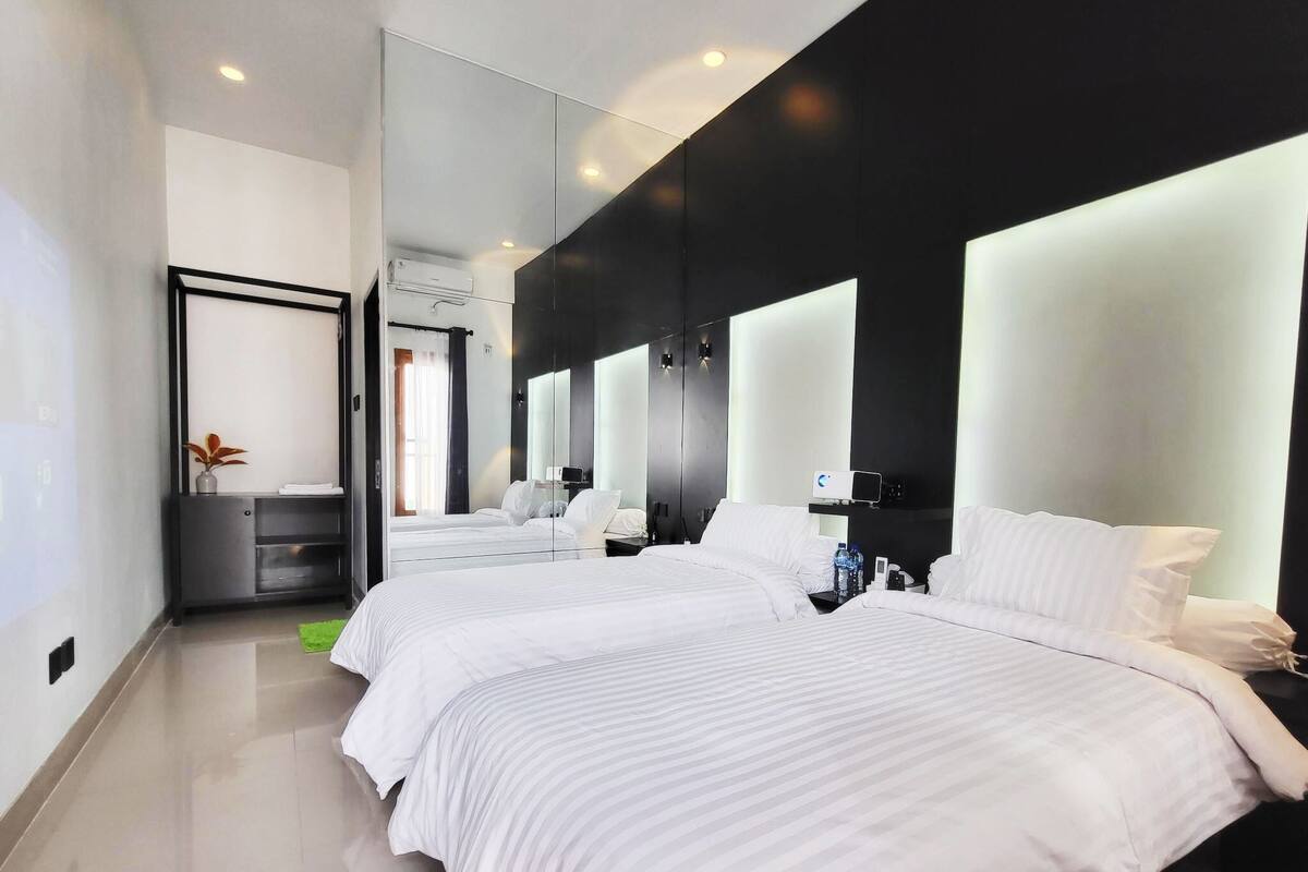Kamar Twin, 2 Tempat Tidur Twin, Bebas Asap Rokok, pemandangan kebun | Seprai katun Mesir, seprai premium, busa memori, dan meja kerja