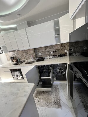 Réfrigérateur, micro-ondes, four, plaque de cuisson