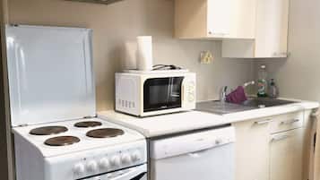 Een koelkast, een microgolfoven, een oven, een kookplaat