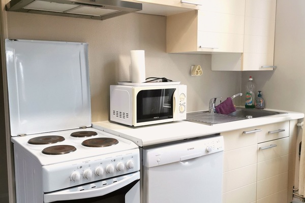 Kühlschrank, Mikrowelle, Ofen, Herdplatte