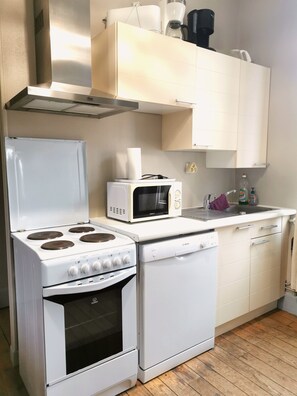 Réfrigérateur, micro-ondes, four, plaque de cuisson