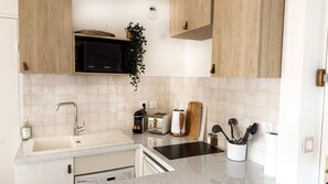 Fridge, microwave, stovetop, coffee/tea maker