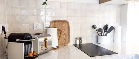 Een koelkast, een microgolfoven, een kookplaat