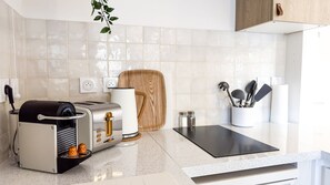 Een koelkast, een microgolfoven, een kookplaat